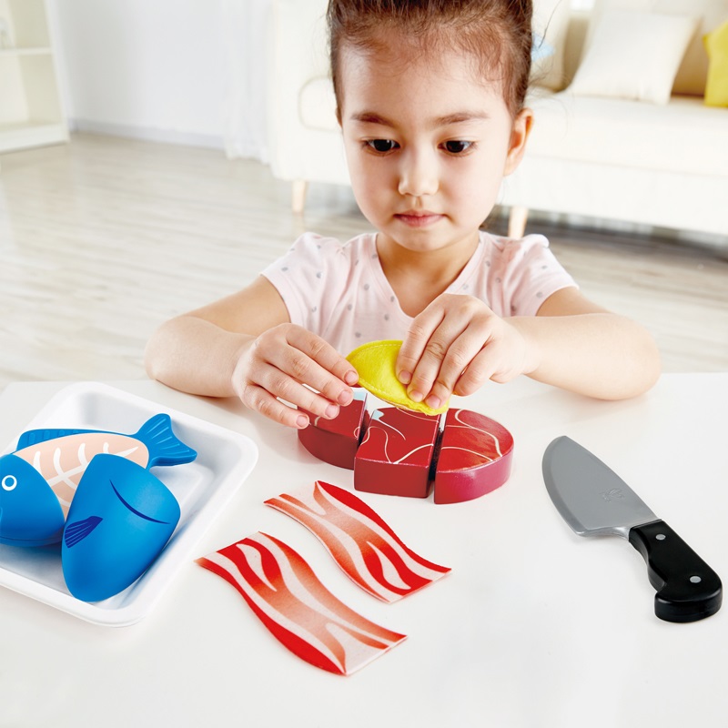 Hape Set da Gioco Carne e Pesce con Coltello e Vassoio - Divertimento in Cucina per Piccoli Chef