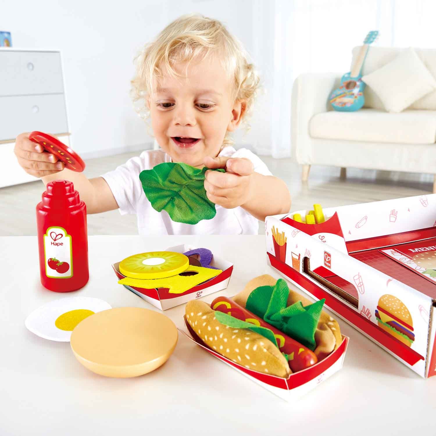 Hape Fast Food Set - Gioco di Cucina in Stile Americano con Hamburger, Hot Dog, Patatine e Cola