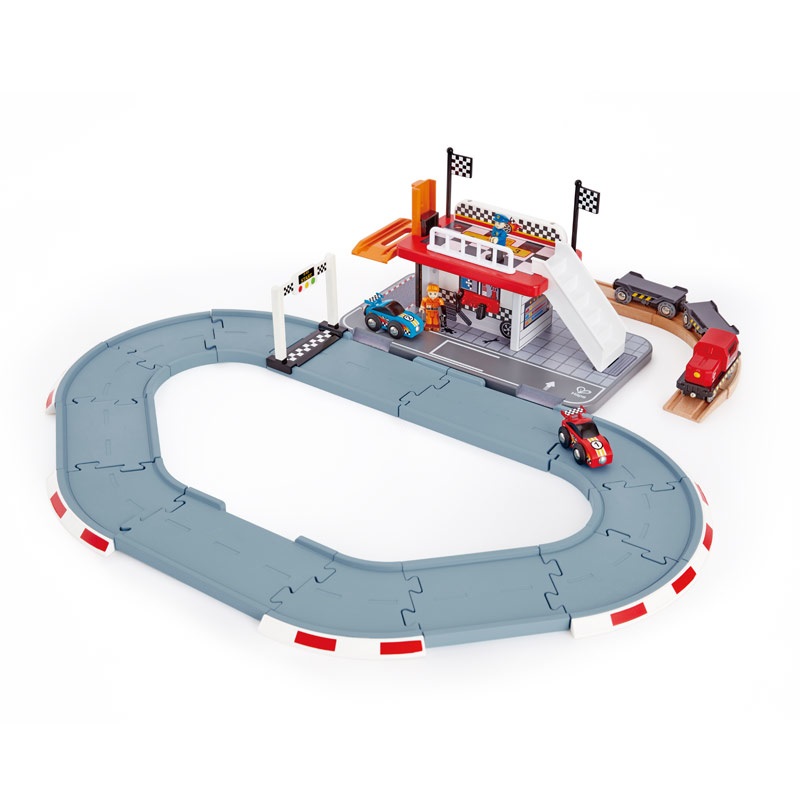 Hape E3734 Stazione di Corsa - Pista da Corsa Realistica in Green PE con Stazione Ferroviaria