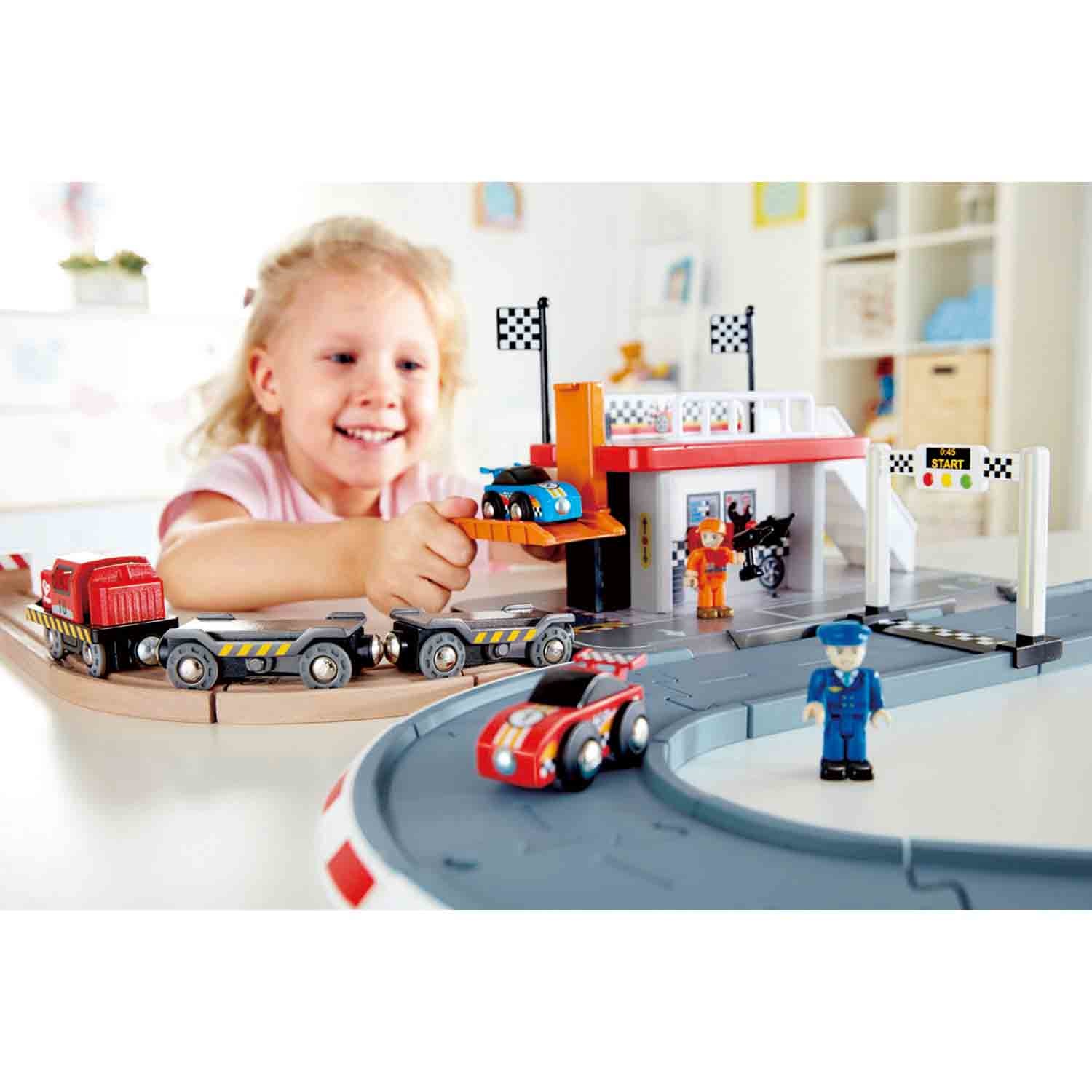 Hape E3734 Stazione di Corsa - Pista da Corsa Realistica in Green PE con Stazione Ferroviaria