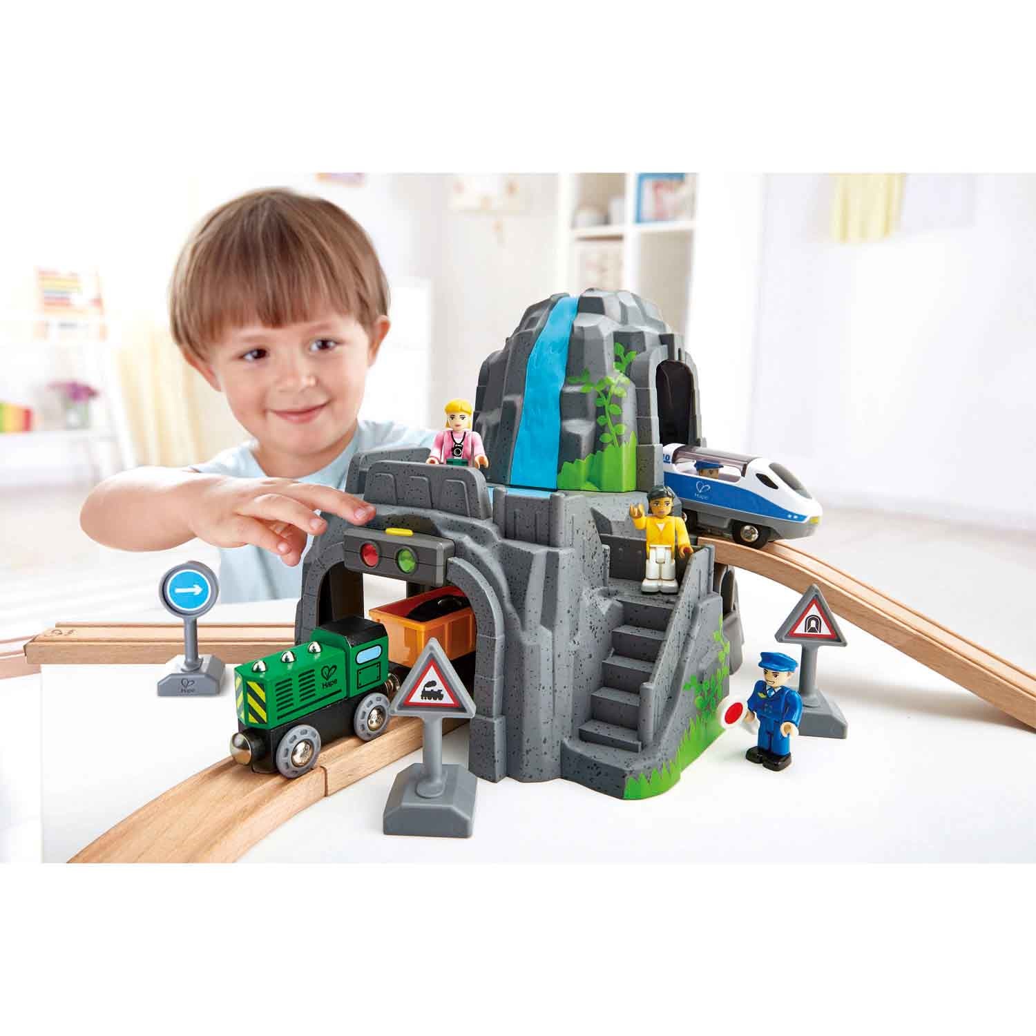 Hape E3739 Set Montagna con Galleria, Luci e Suoni - Espansione Ferroviaria per Bambini dai 3 Anni