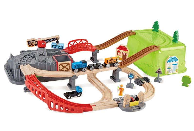 Hape Set Costruzioni Ferroviarie da 50 Pezzi con Treni, Gru Magnetica e Passaggio a Livello - Giocattolo per Bambini dai 3 Anni