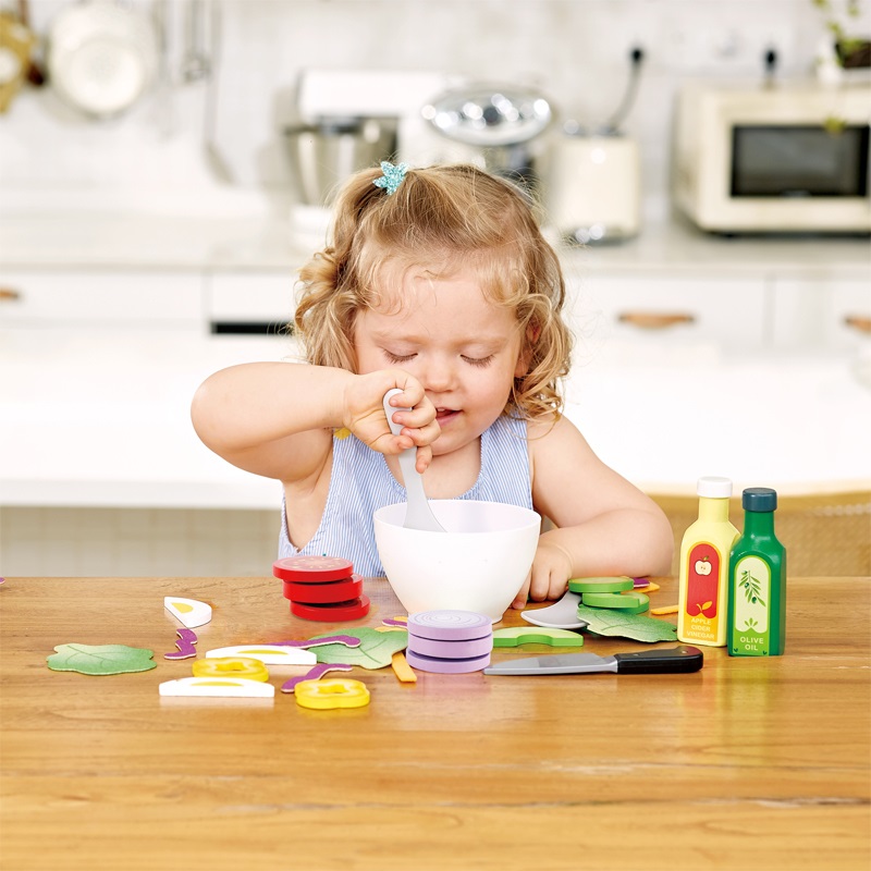 Hape Set da Gioco Insalata Salutare - Include Coppa, Coltello Realistico e Verdure Affettabili