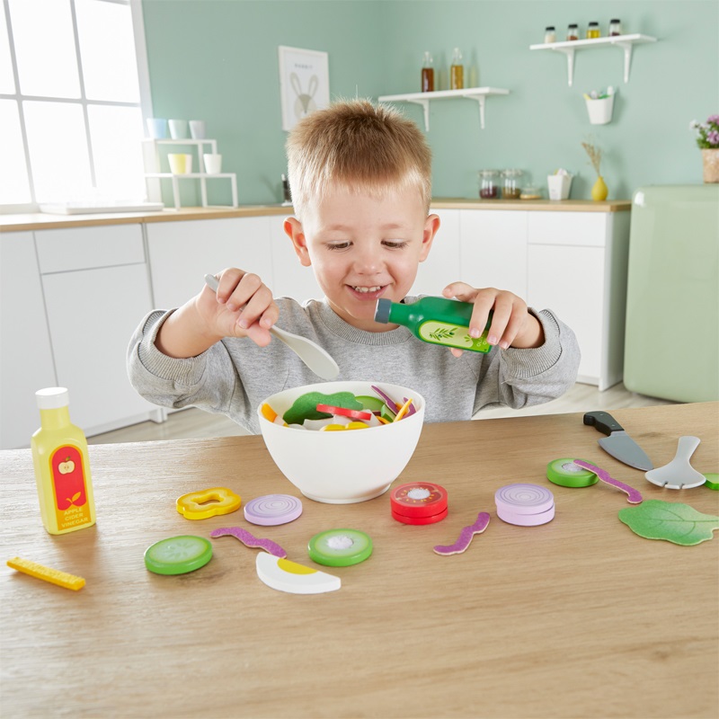 Hape Set da Gioco Insalata Salutare - Include Coppa, Coltello Realistico e Verdure Affettabili