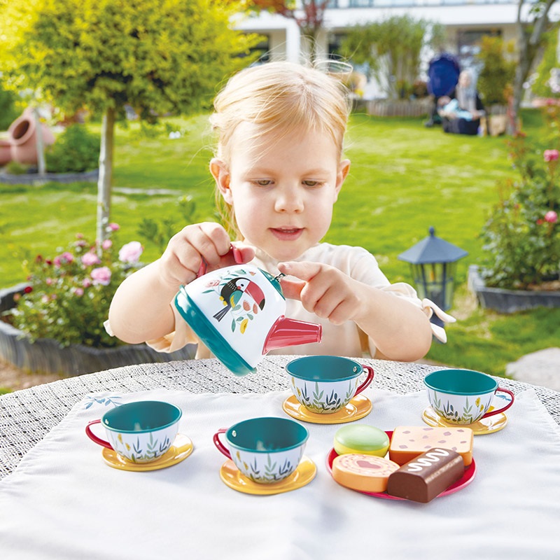 Hape Ora del Tè - Set da gioco con teiera, tazze, biscotti, valigetta e telo da picnic per bambini dai 3 anni