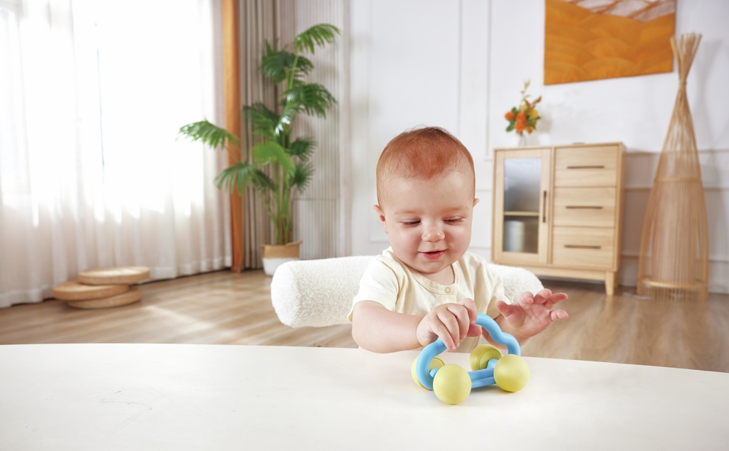 Hape Macchinina Sonaglio Multisensoriale in Riso Giapponese - Giocattolo Morbido e Sicuro per Bambini dai 6 Mesi