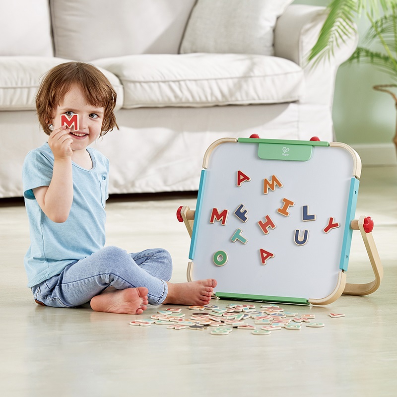 Hape Lettere Magnetiche - Giocattolo Educativo in Legno per Bambini dai 3 Anni, 70 Calamite per Imparare l'Alfabeto e Sviluppare la Creatività