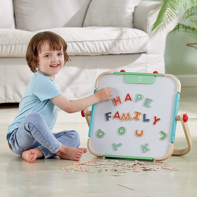 Hape Lettere Magnetiche - Giocattolo Educativo in Legno per Bambini dai 3 Anni, 70 Calamite per Imparare l'Alfabeto e Sviluppare la Creatività