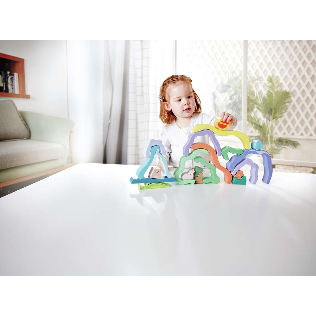 Hape Blocchi Impilabili in Legno - Set di 16 Blocchi Colorati a Tema Paesaggistico e Animali per Sviluppo delle Abilità Motorie e Creatività