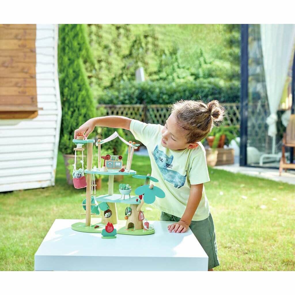 Hape Green Planet Explorers - Casa sull'albero di Kiki con Tablet e Ascensore, Set di Figurine per Gioco di Ruolo dai 3 Anni