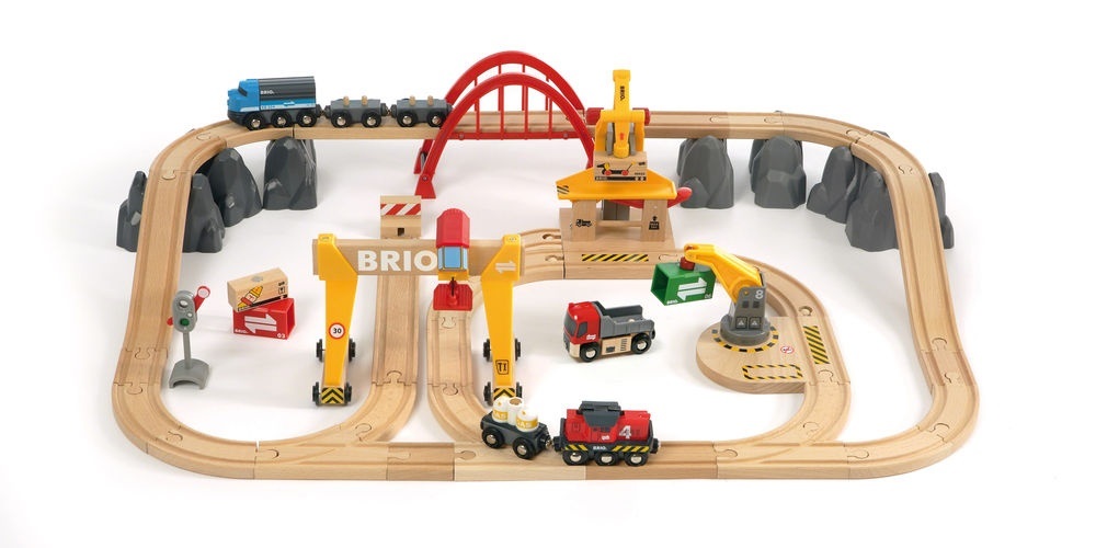 BRIO Set Deluxe Ferrovia e Trasporto Merci - 54 Pezzi con Funzioni Meccaniche, Carroponte e Gru Girevoli, Giocattolo in Legno per Bambini 3 Anni