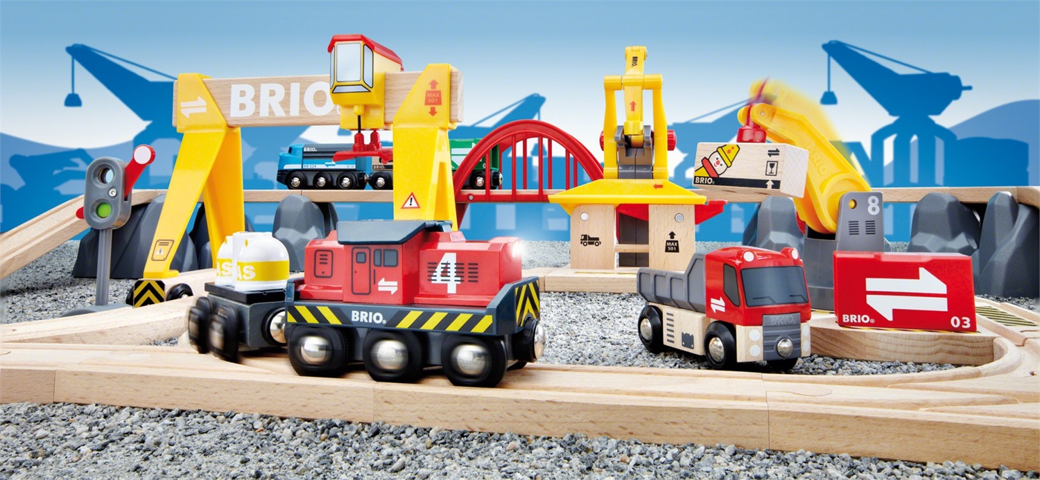 BRIO Set Deluxe Ferrovia e Trasporto Merci - 54 Pezzi con Funzioni Meccaniche, Carroponte e Gru Girevoli, Giocattolo in Legno per Bambini 3 Anni