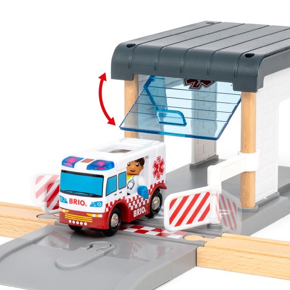BRIO World Rescue Team Train Set - Set da costruzione per bambini dai 3 anni, 44 pezzi con treno dei pompieri ed elicottero