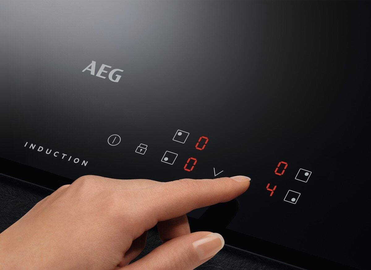 AEG IBK64204CB Piano Cottura a Induzione 60 cm, Vetroceramica Nera, 4 Zone Cottura, Funzione Booster, Da Incasso