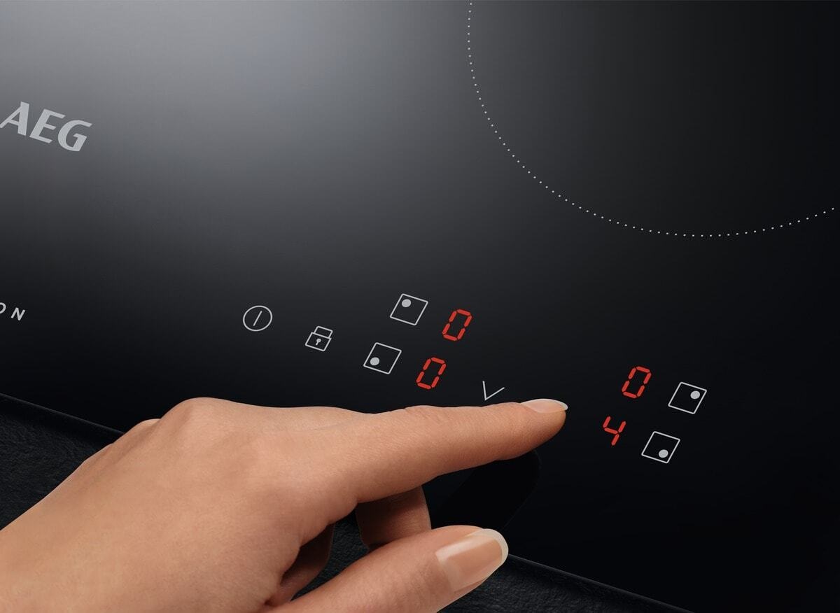 AEG IBK64204CB Piano Cottura a Induzione 60 cm, Vetroceramica Nera, 4 Zone Cottura, Funzione Booster, Da Incasso