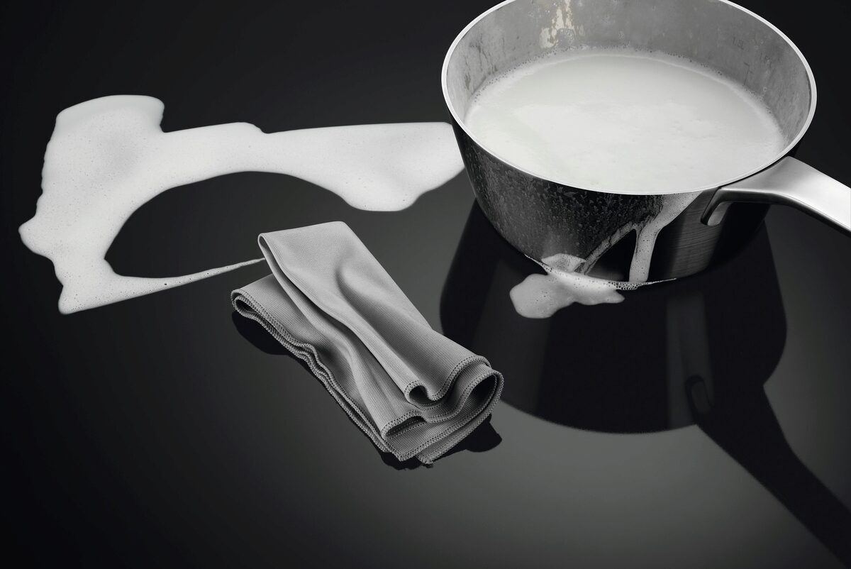 AEG IBK64204CB Piano Cottura a Induzione 60 cm, Vetroceramica Nera, 4 Zone Cottura, Funzione Booster, Da Incasso