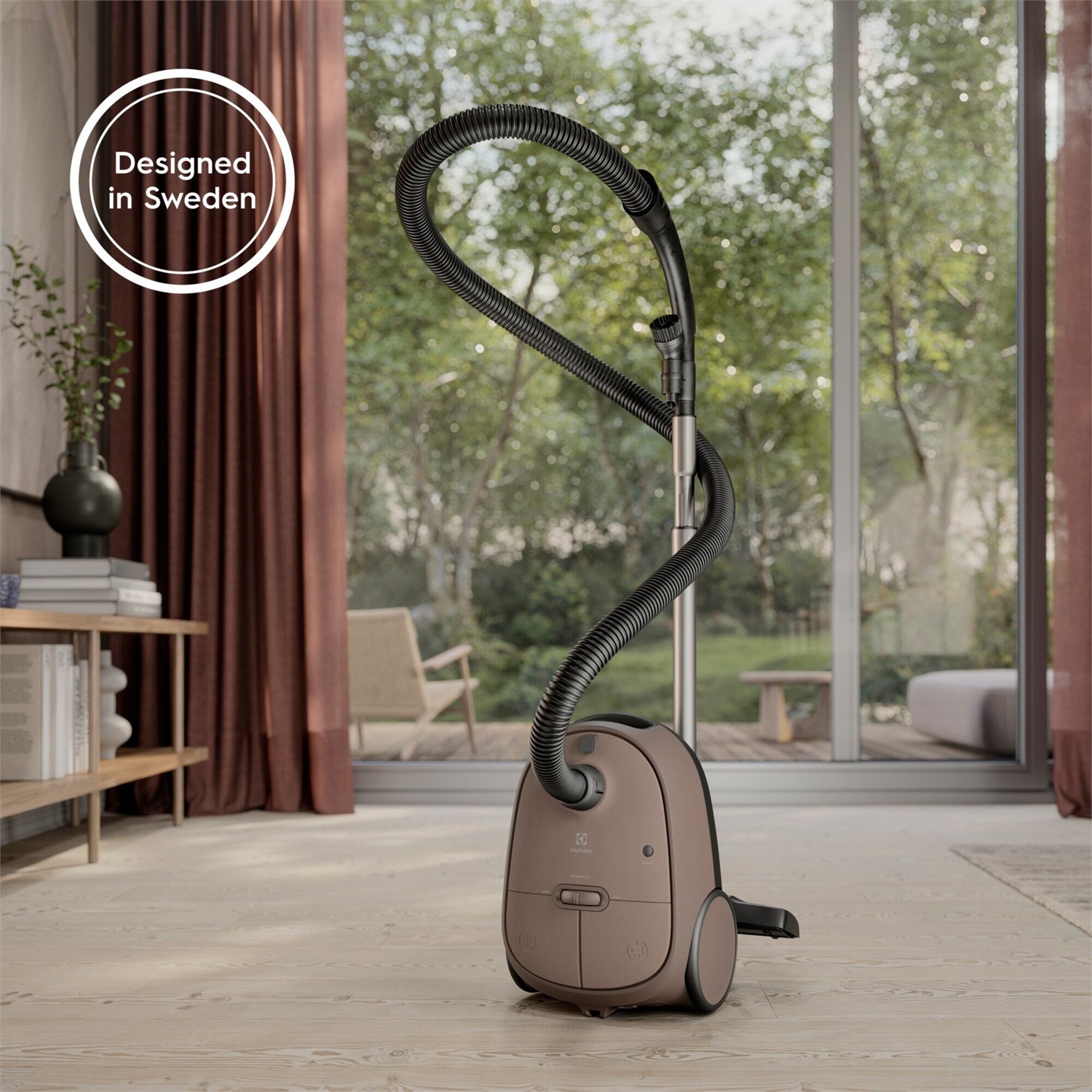 Electrolux EB61C3WBL Aspirapolvere con sacco 750W, 3,5L, Silenzioso 75 dB, Elevata Filtrazione, Testina Dust Magnet Silent, Marrone noce