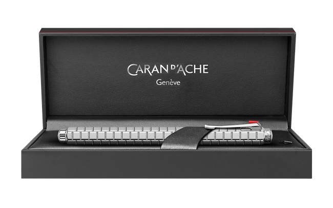 Caran d'Ache Ecridor Avenue - Penna stilografica in ottone rivestita in palladio con pennino M