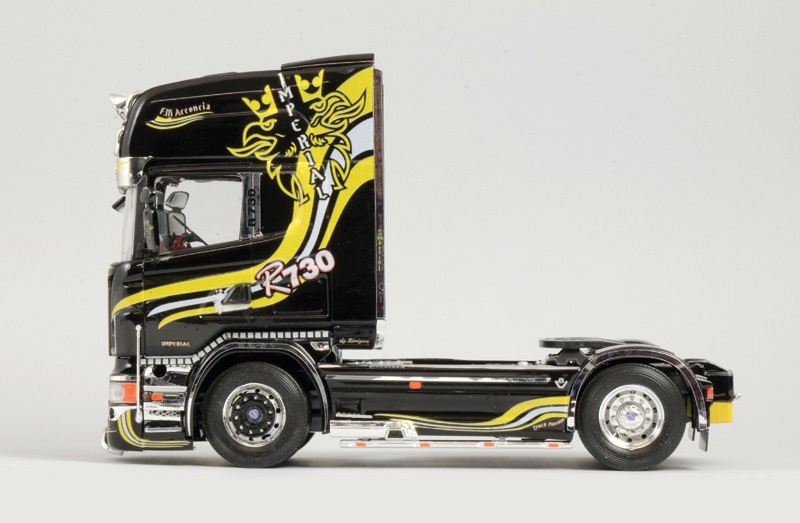 Italeri Scania R730 V8 Topline Imperial Modellino di Camion/Rimorchio Kit di Montaggio Scala 1:24 con Adesivi Cromati e Pezzi Aggiuntivi