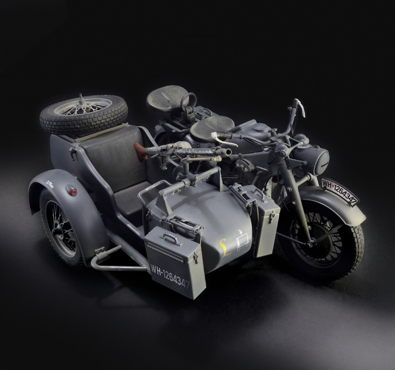 Italeri Zundapp KS 750 con Sidecar Model Kit 1:9 - Plastica da Assemblare e Pitturare, Seconda Guerra Mondiale, Colore Grigio, Super decal per 4 versioni