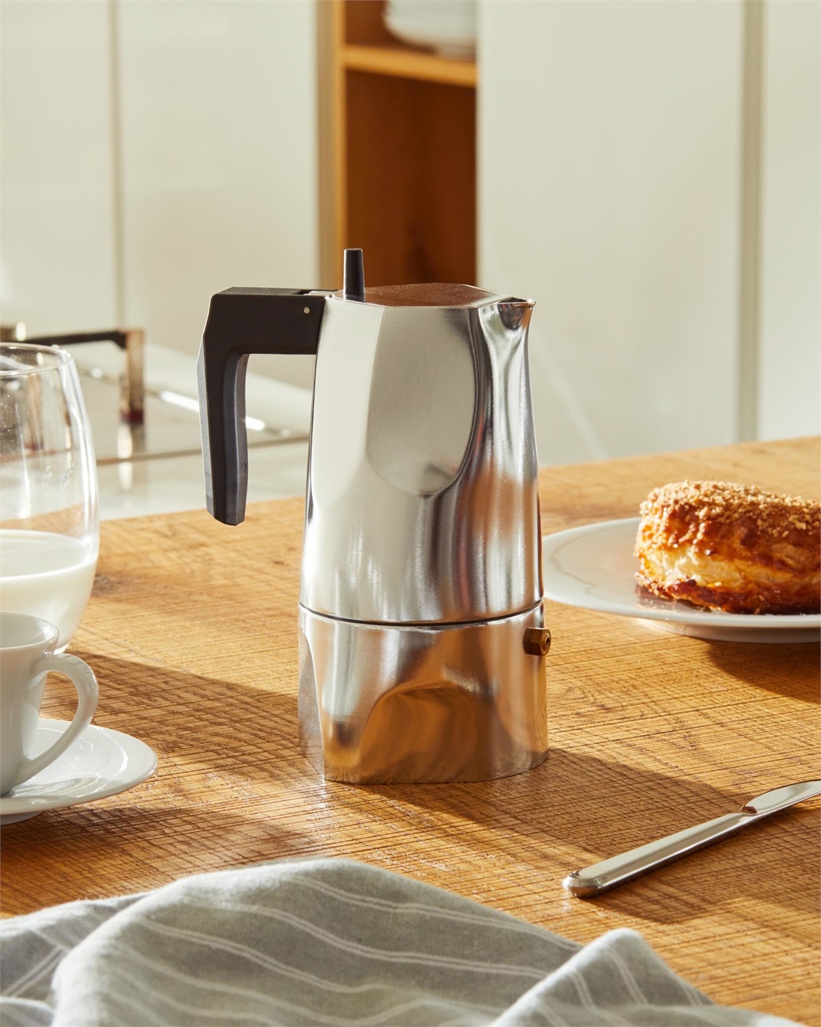 Alessi Caffettiera Moka Ossidiana - Design Mario Trimarchi, Alluminio, 3 Tazze (15 cl), Ø 8,5 cm x H 17,5 cm