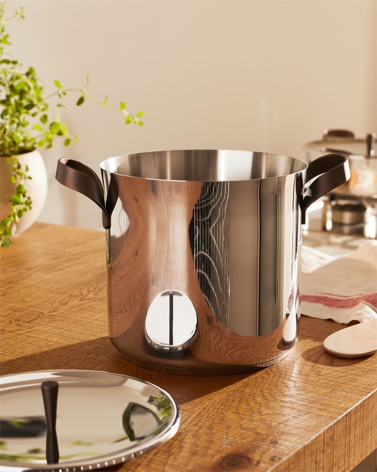 Alessi Edo PU100/20 - Pentola Alta in Acciaio Inox con Manici in Acciaio Inox Rivestiti in PVD, Marrone, 28.4 x 20.1 x 19.1 cm