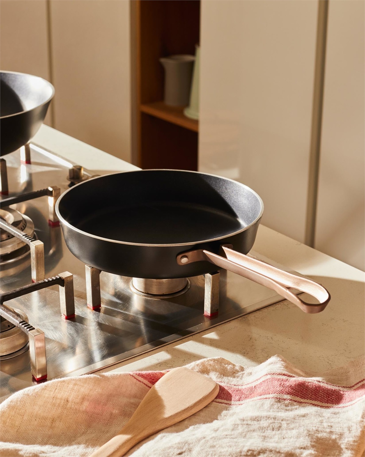 Alessi Padella Edo 28 cm - Acciaio Inossidabile, Antiaderente, Manico Lungo, Design Moderno