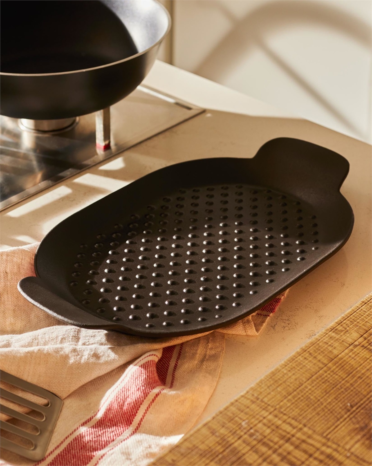 Alessi Edo Bistecchiera in Ghisa, Nero - Padella con Eccellenti Proprietà Termiche, Design di Patricia Urquiola, Fondo Magnetico per Induzione