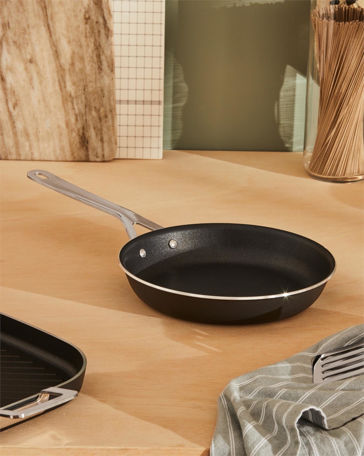 Alessi Pots&Pans Padella 24 cm in Alluminio con Rivestimento Antiaderente, Inossidabile 18/10, Fondo in Acciaio Magnetico per Cottura a Induzione, Nero