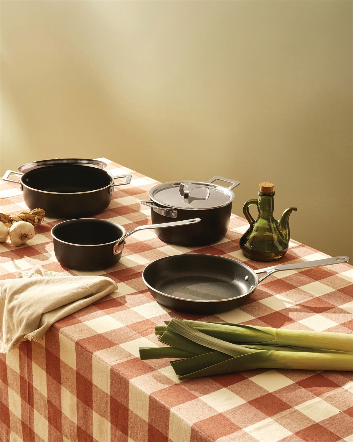 Alessi Pots&Pans Set di Pentole e Padelle 6 Pezzi in Alluminio e Acciaio Inossidabile, Colore Nero