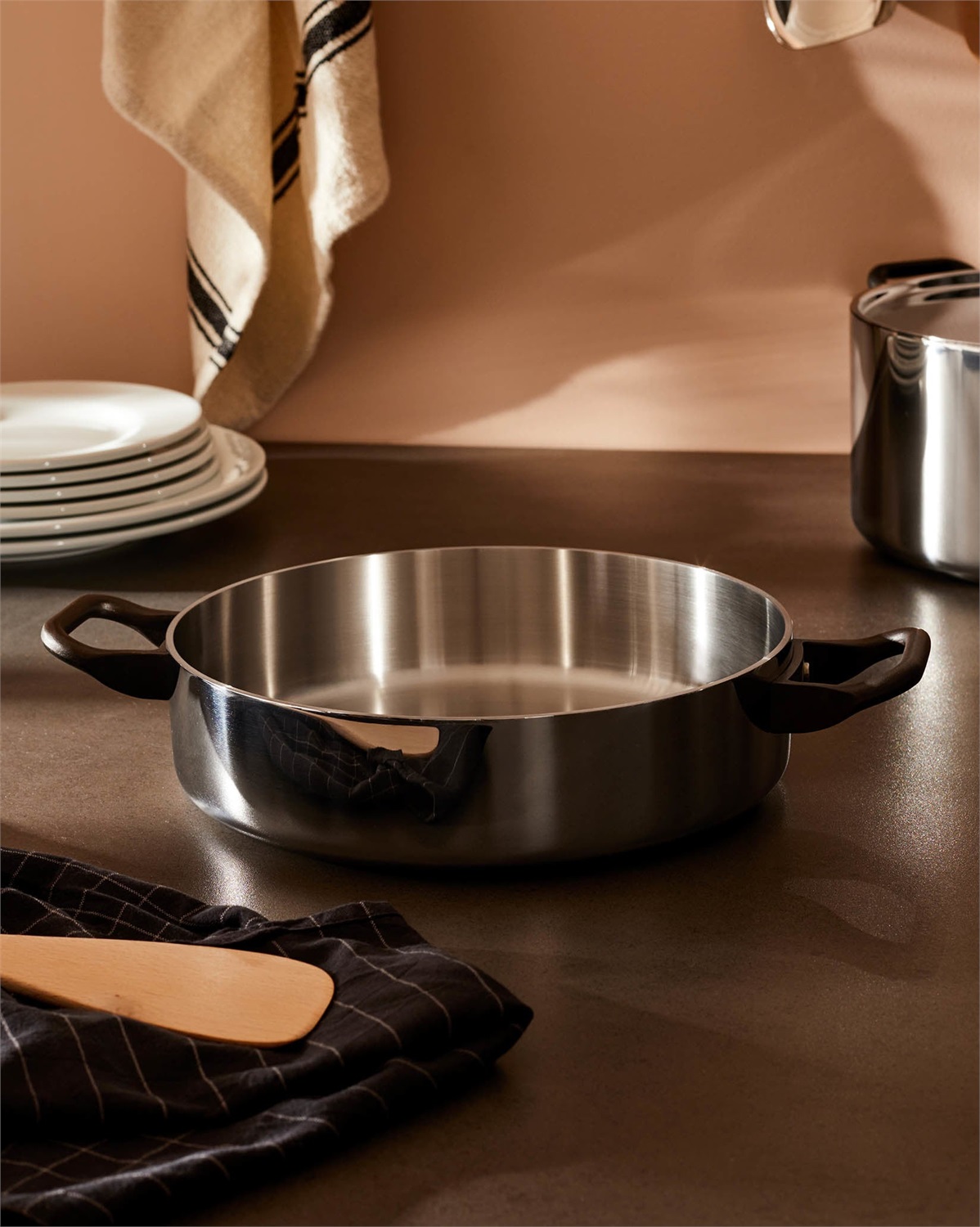 Alessi 90102/24 T Casseruola Bassa a Due Manici in Trilamina/AISI 430, Alluminio e Acciaio Inossidabile 18/10 - Design Richard Sapper, Diametro 24 cm