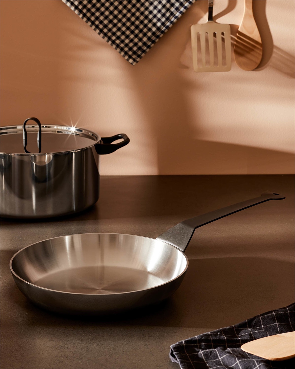 Alessi La Cintura di Orione Padella Lionese 24 cm in Trilamina con Manico in Acciaio Microfuso