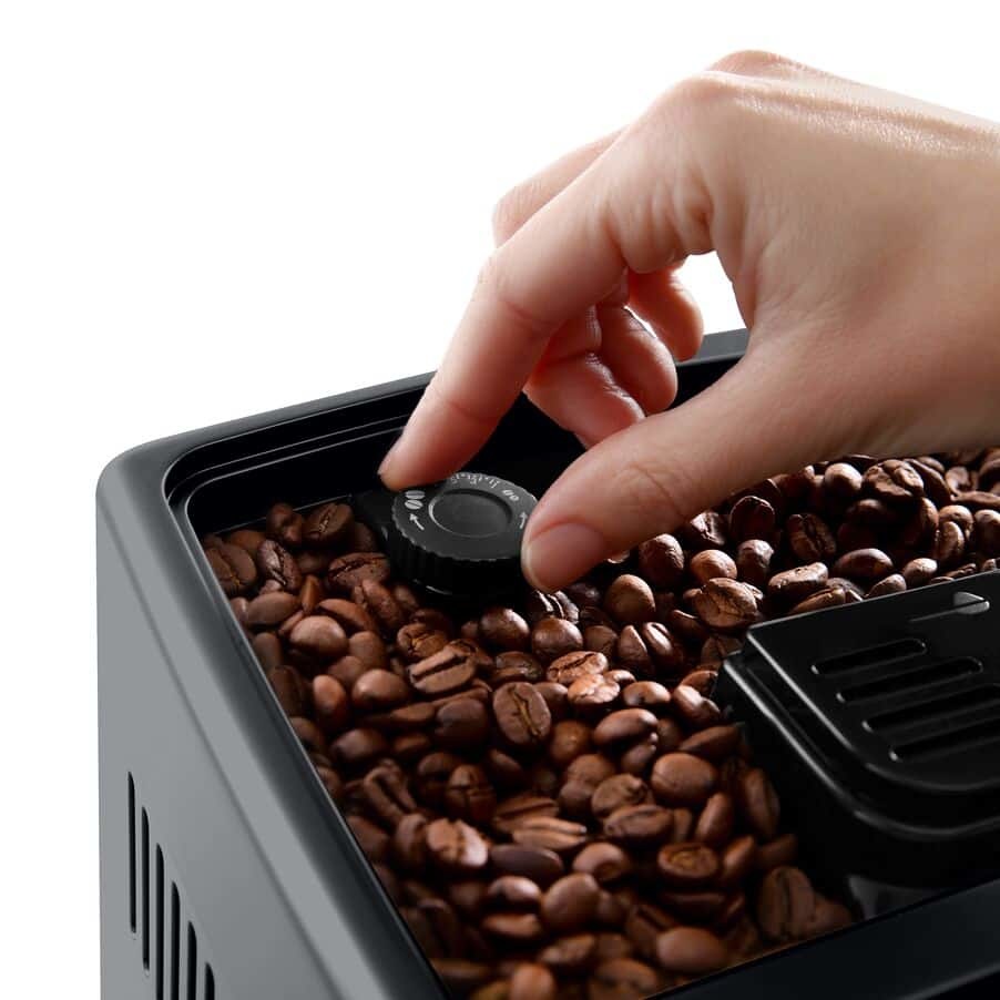 De’Longhi Dinamica Plus ECAM380.85.SB, Macchina Automatica per Caffè in Chicchi, Cappuccino al tocco di un tasto con la Caraffa Montalatte Automatica, 24 bevande dirette, Display Touch, Argento/Nero