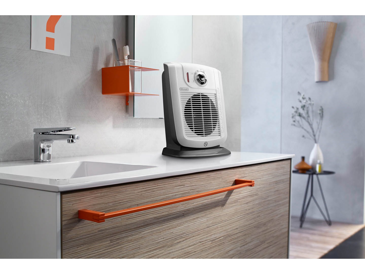 De'Longhi HBC 3030 Termoventilatore Caldobagno 2000 W con Funzione ECO-SILENCE, Protezione Antigoccia e Ventilazione Estiva