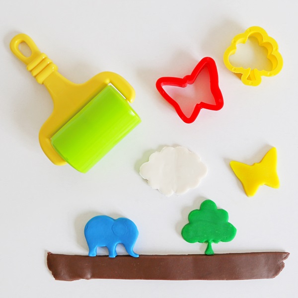 Primo Pasta Modellabile Easydò - 10 Panetti da 100 g in 10 Colori Assortiti con Accessori (6 Formine, 8 Stampini, 1 Mattarello) - Gluten Free