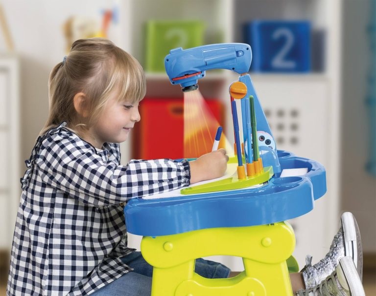 Lisciani Carotina Banchetto Proiettore LED - Gioco Educativo con Tavolo, Proiettore, Lavagna e Pennarelli per Bambini 3-6 Anni
