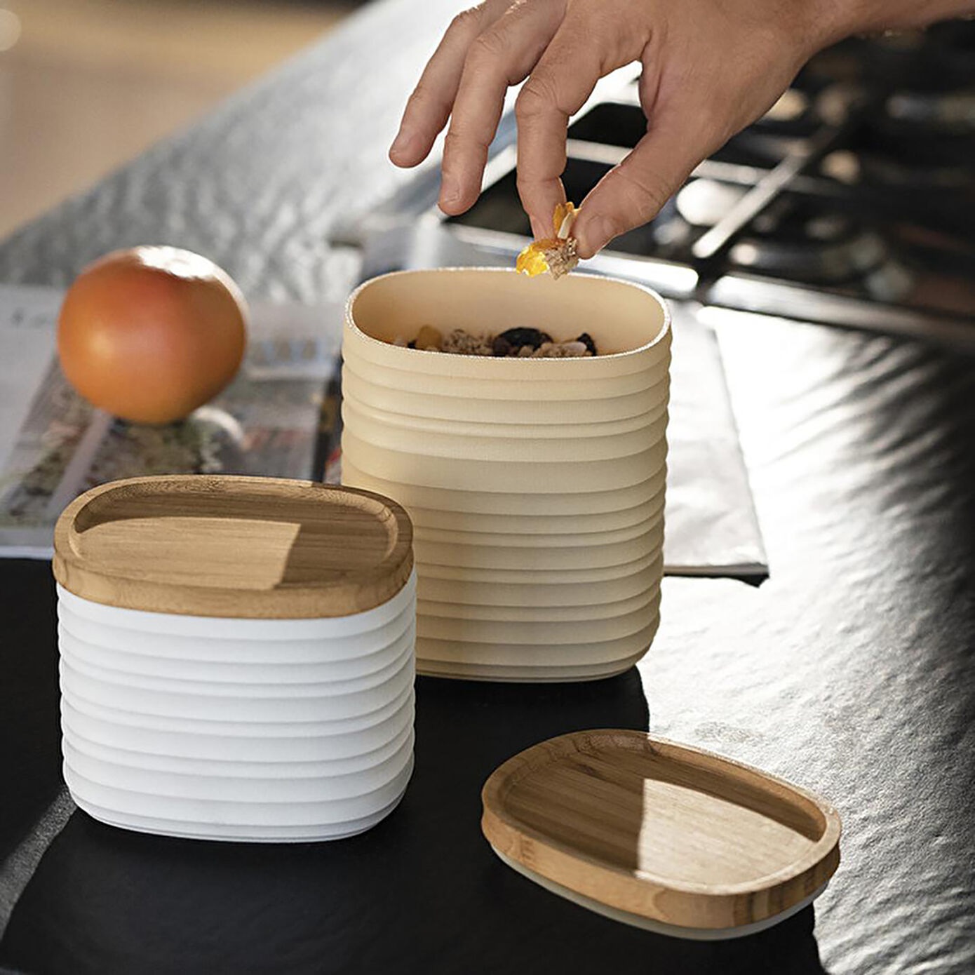 Guzzini Tierra Barattolo Small in Plastica Riciclata e Bamboo Bianco Latte - 500 cc, Design Circolare, Made in Italy