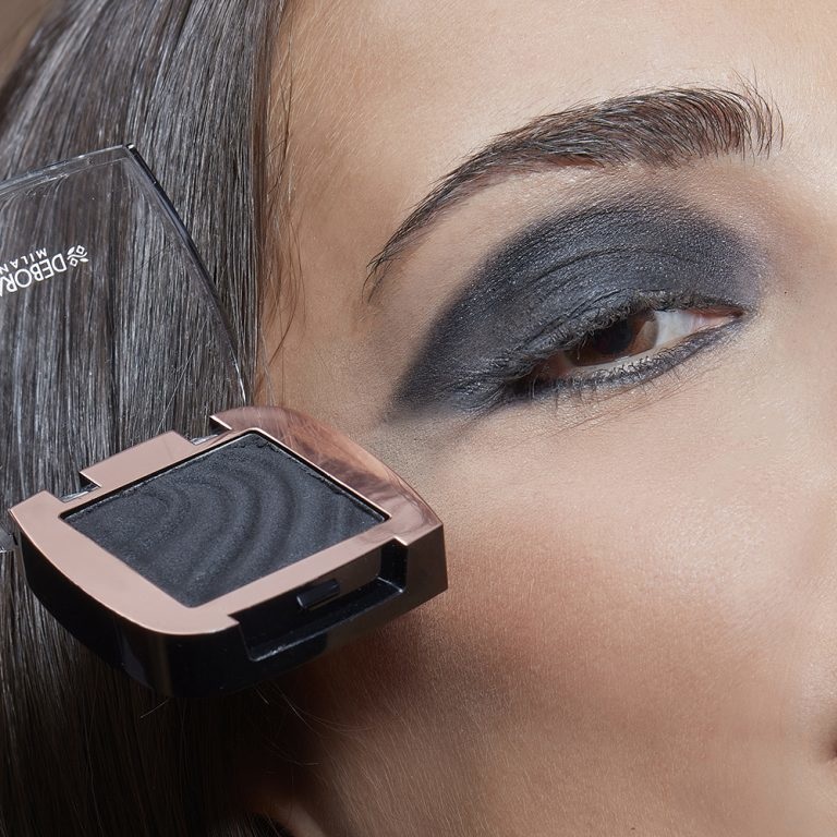 Deborah Milano Color Lovers Ombretto 09 Mat Black - Intenso, Super Pigmentato, Texture Morbida, Fino a 12 Ore