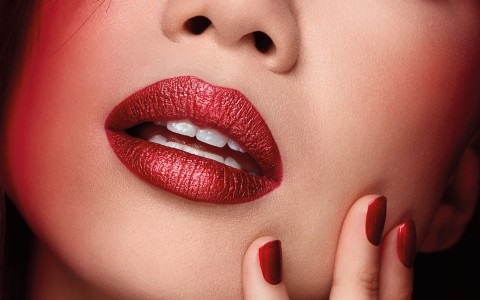 PUPA Milano I'm Divine Nail Polish 001 Angelic Red 5ml - Smalto Effetto Metallico Ultra Pigmentato con Texture 3D