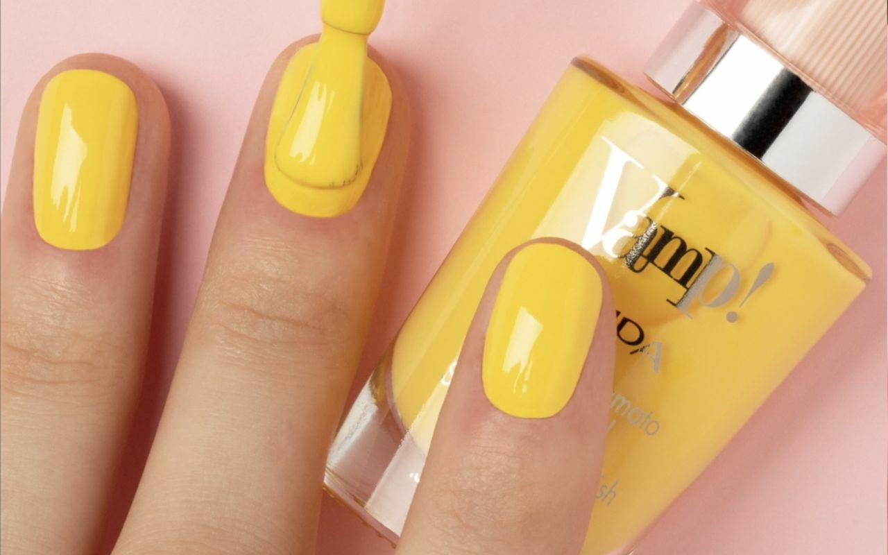 PUPA Milano Vamp! Smalto Profumato Effetto Gel 109 Brilliant Yellow 9ml - Fragranza Eau de Parfum, Finish Brillante e Effetto Plumping