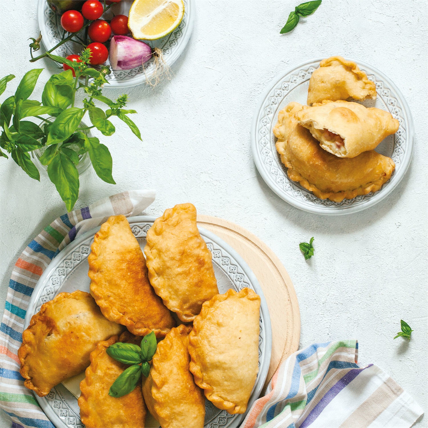 PADERNO WORLD CUISINE 49843-05 Stampo Multiuso per Ravioli e Panzerotti, Confezione da 4 Stampi, Bianco