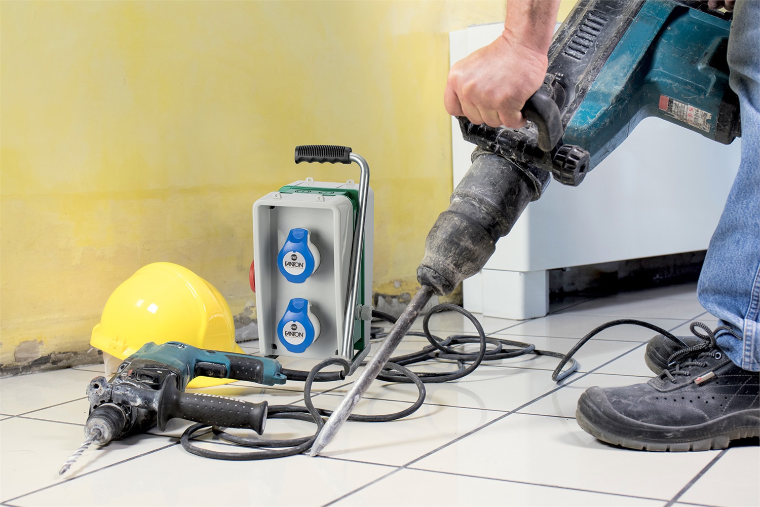 FANTON 74303 Asse di distribuzione elettrica IP44 Portatile con Cavaletto e Cavo 2 metri, 16A