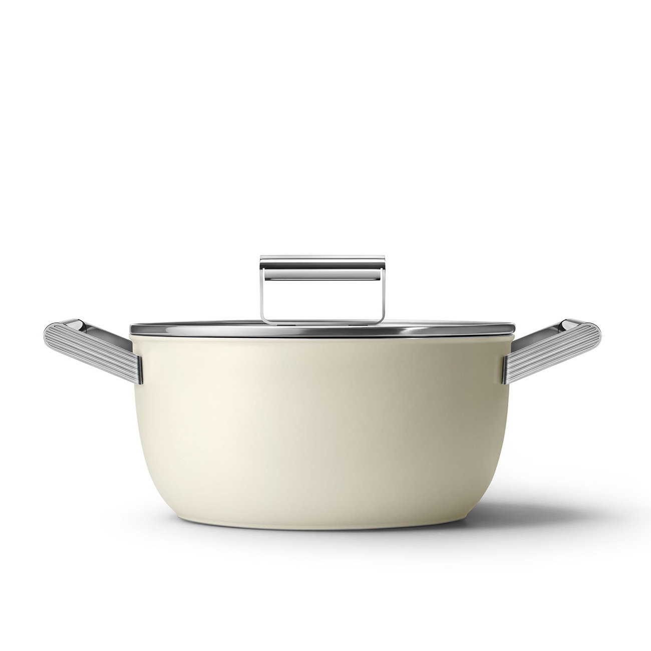 Smeg Casseruola Antiaderente CSF2412CRM, Diametro 24 cm, Rivestimento Ceramico senza PFAS, Manico in Acciaio Inox, Design 50's Style, Capacità 3,1 litri, Colore Panna Opaco