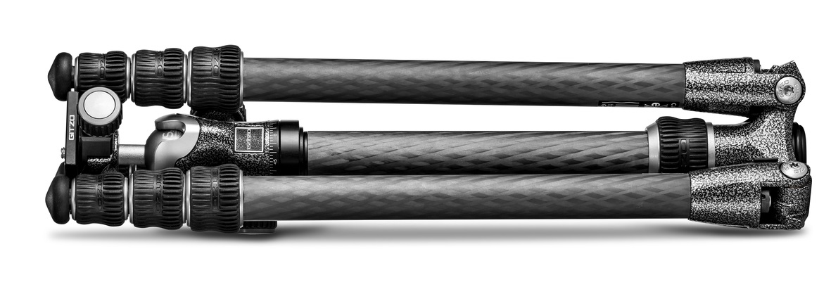 Gitzo GK0545T-82TQD Treppiede Traveler con Testa a Sfera Centrale, Ultra Compatto, Ripiegabile, Leggero, Fibra di Carbonio, 4 Sezioni, Colonna Corta per Inquadrature Raso Terra, Nero, 1,29 kg, Altezza 1330 mm