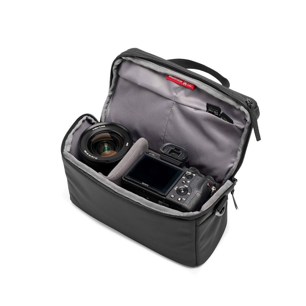 Manfrotto Advanced Shoulder Bag M III - Borsa a spalla per fotocamera mirrorless con 2-3 obiettivi, copertura antipioggia, tasca frontale e cinghia per treppiede - Nero