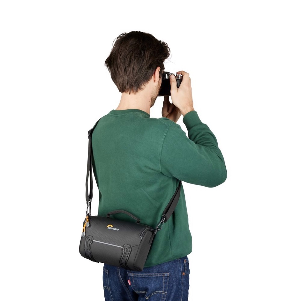 Lowepro Adventura SH 160 III - Borsa per Fotocamera Nero con Tracolla Regolabile, Compatibile con Mirrorless e Sony Alpha 7