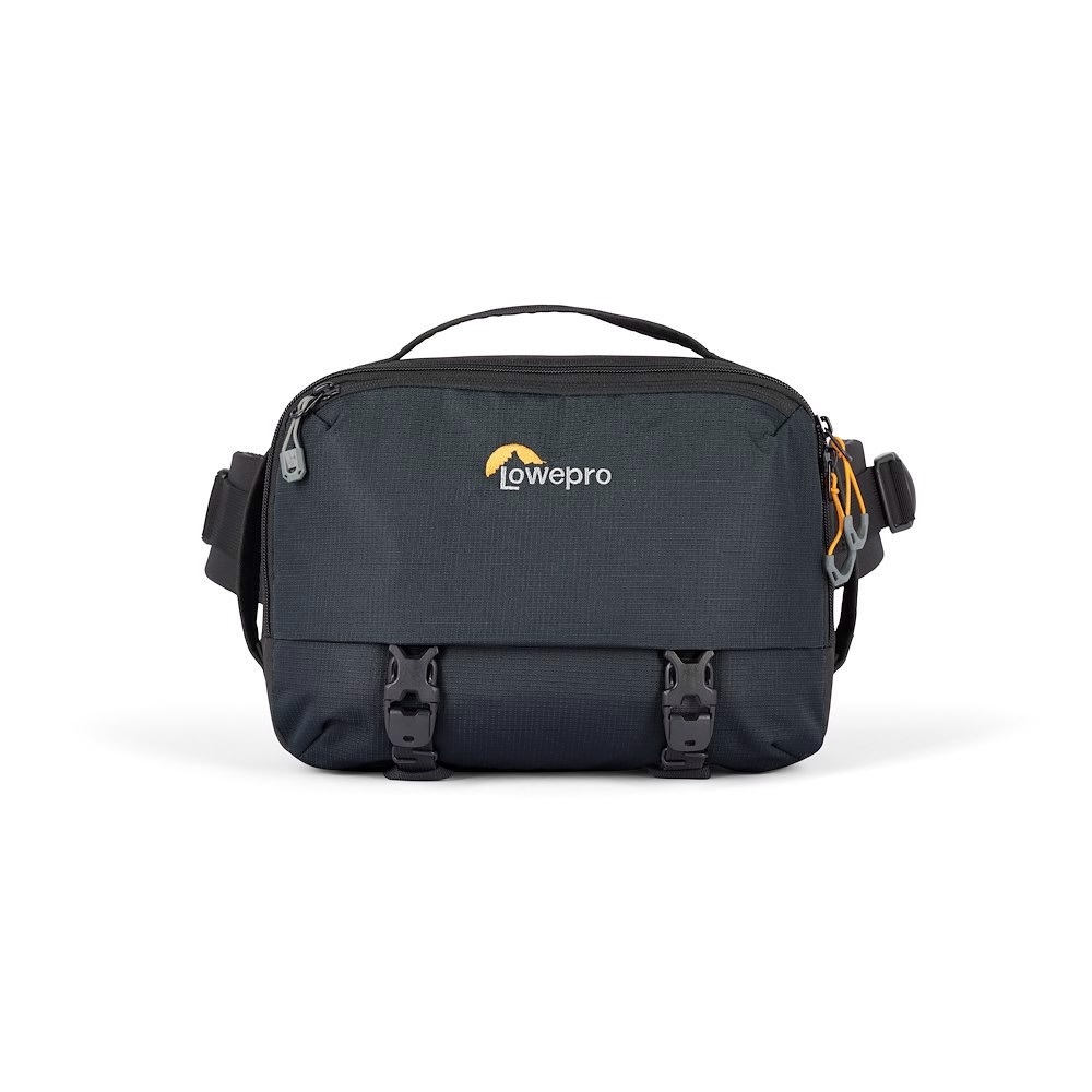Lowepro Trekker Lite SLX 120 - Borsa a tracolla per Fotocamere Mirrorless Full Frame, Compatibile con Obiettivi Aggiuntivi, Tasca per Tablet, Attacco per Treppiede, Porta Borraccia, Nero