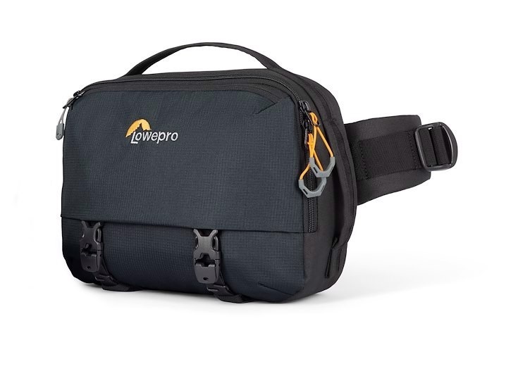 Lowepro Trekker Lite SLX 120 - Borsa a tracolla per Fotocamere Mirrorless Full Frame, Compatibile con Obiettivi Aggiuntivi, Tasca per Tablet, Attacco per Treppiede, Porta Borraccia, Nero