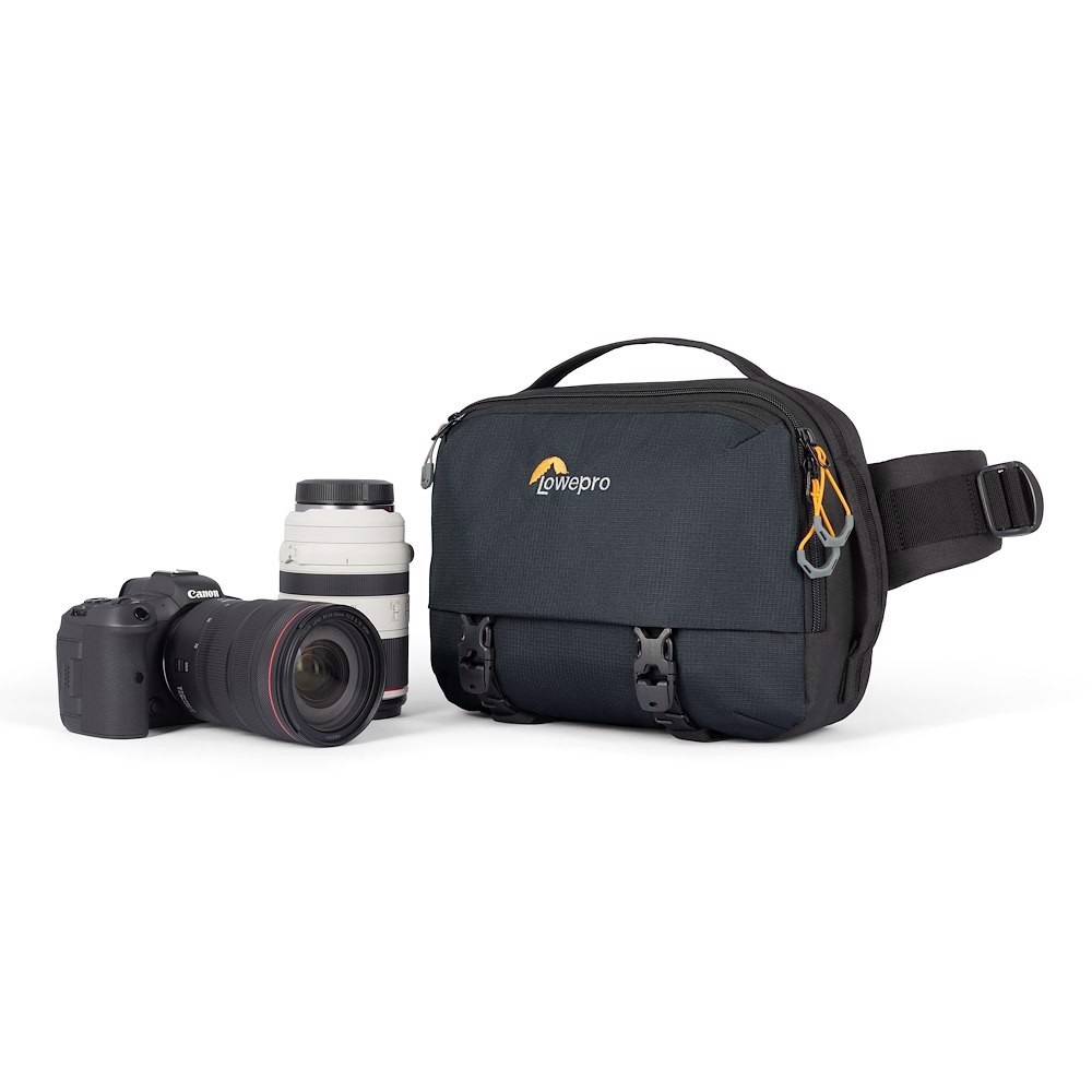 Lowepro Trekker Lite SLX 120 - Borsa a tracolla per Fotocamere Mirrorless Full Frame, Compatibile con Obiettivi Aggiuntivi, Tasca per Tablet, Attacco per Treppiede, Porta Borraccia, Nero