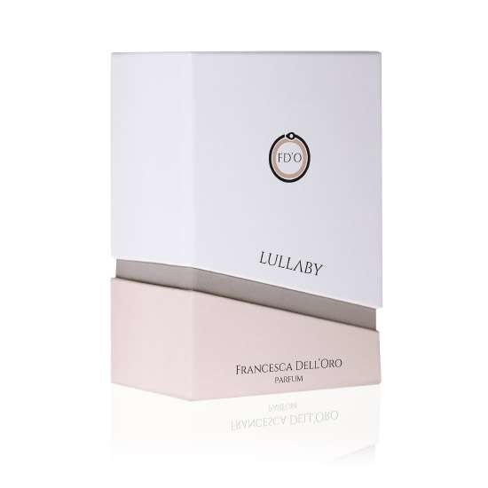 Francesca Dell'Oro Lullaby Eau de Parfum 100 ml - Note di testa: Bergamotto, Cocco, Mandarino, Mela, Pesca; Note di cuore: Osmantus, Iris, Gardenia; Note di fondo: Muschio di quercia, Vaniglia, Ambra Grigia